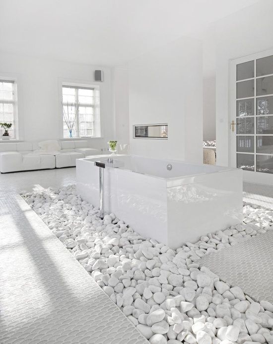 salle de bain moderne blanche avec rochers