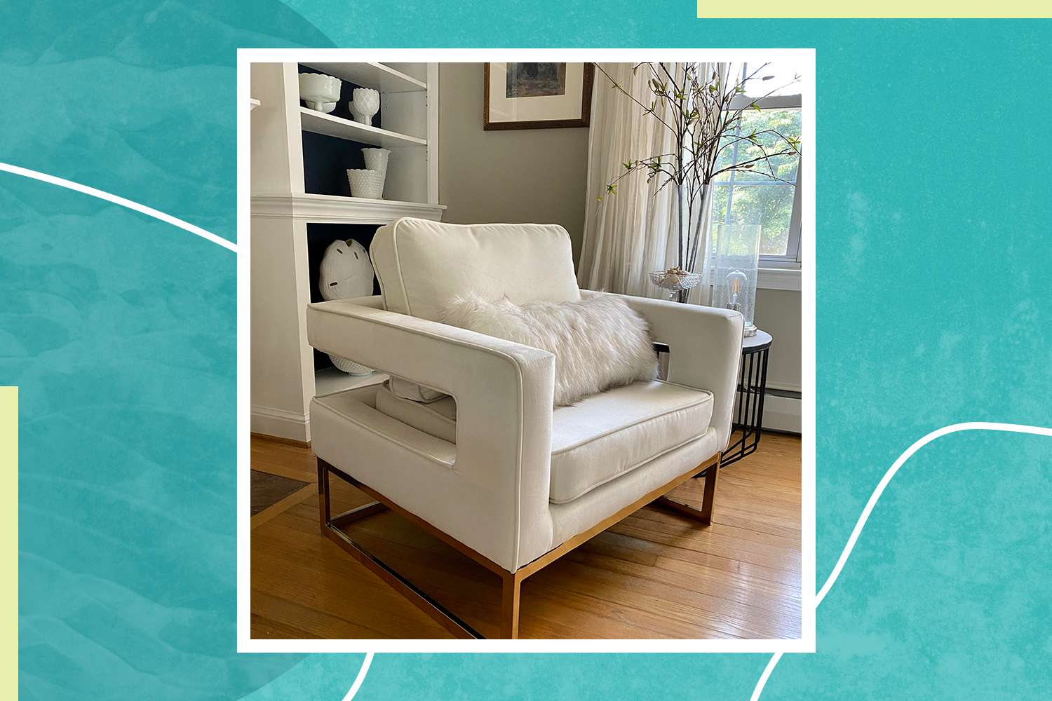 Die Designerin Maria Loveless hat vor kurzem moderne, breite Binghamton-Samtsessel gekauft, die jetzt einen Platz in ihrem Wohnzimmer haben.