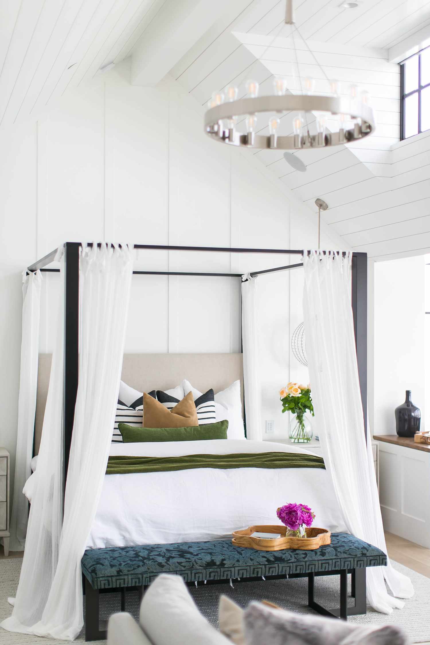 cama con dosel ligera y aireada con cortinas blancas