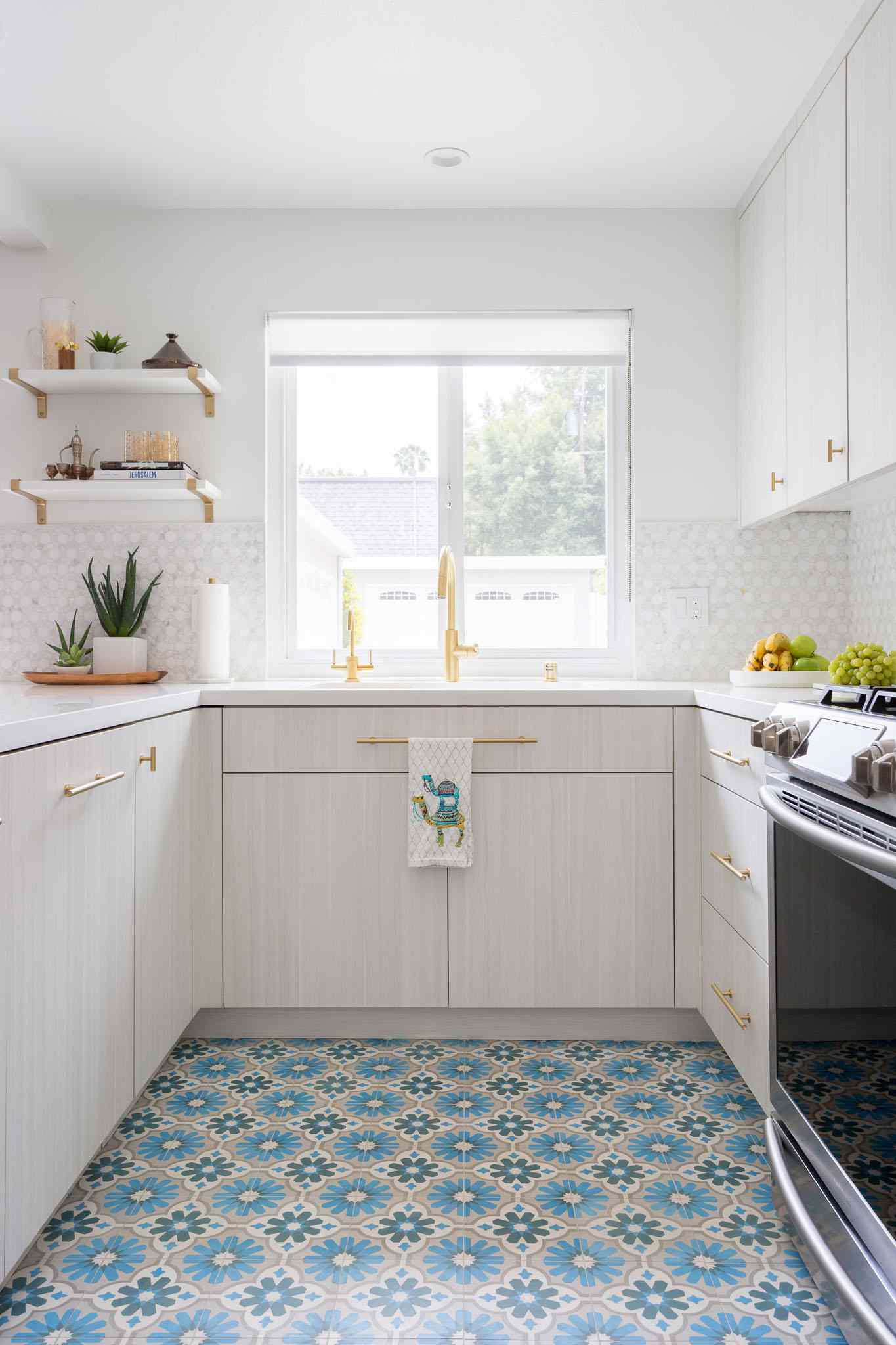 Bunte Bodenfliesen in weißer Küche