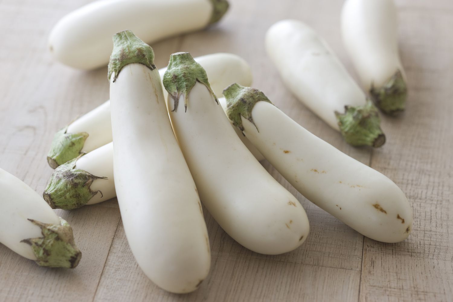 weiße Aubergine auf einer hölzernen Arbeitsplatte