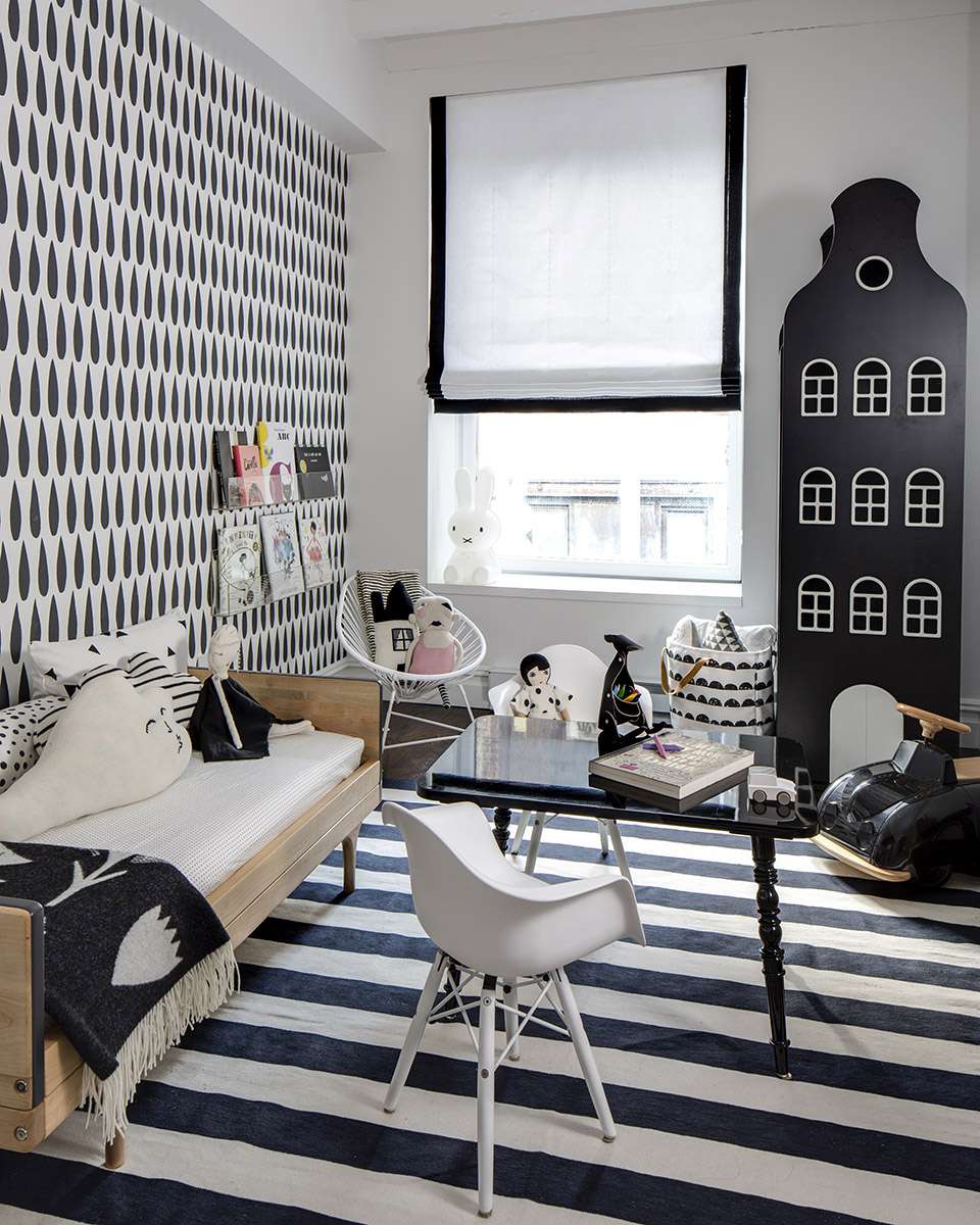 Quarto de bebê preto e branco com padrão gráfico de mistura e combinação