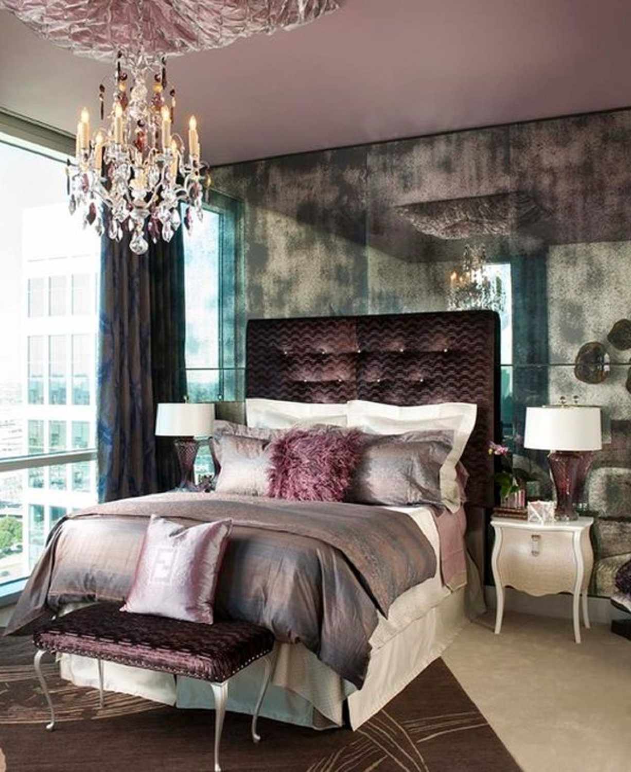 Glamouröses Schlafzimmer mit Kronleuchter und verspiegelter Wand