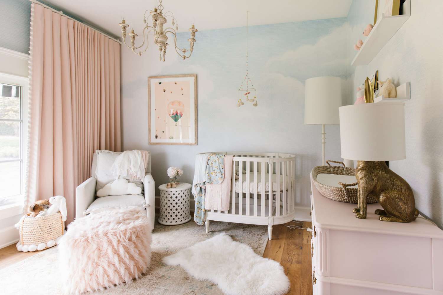 Rosa und blaues Mädchen-Kinderzimmer mit Himmel-Wandmalerei