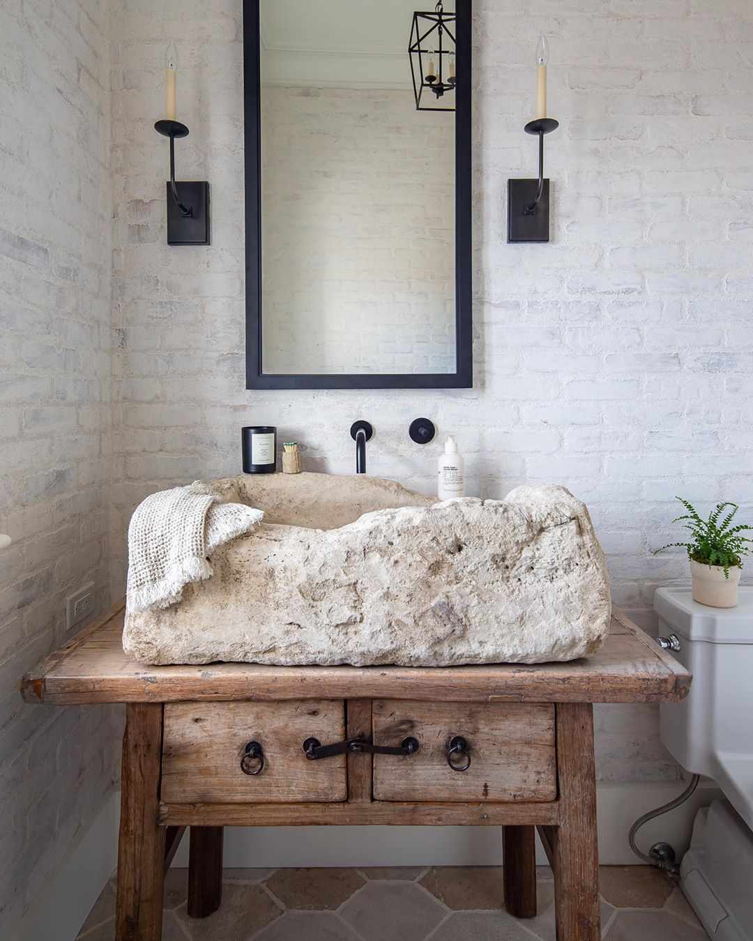 Cuarto de baño con lavabo de piedra natural