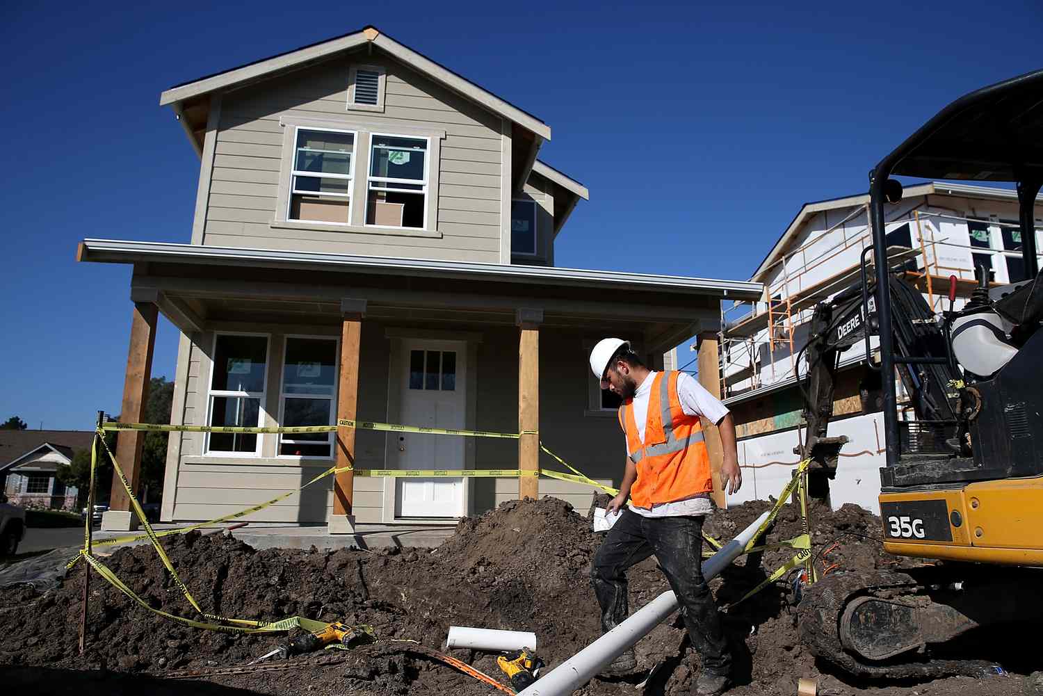 Ein Arbeiter bereitet sich darauf vor, beim Bau eines neuen Hauses am 21. Januar 2015 in Petaluma, Kalifornien, ein Rohrstück an seinen Platz zu bringen.