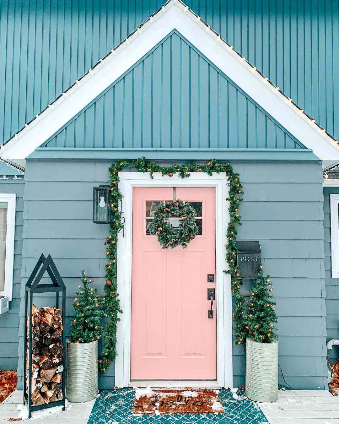 Eine weihnachtlich geschmückte rosa Haustür