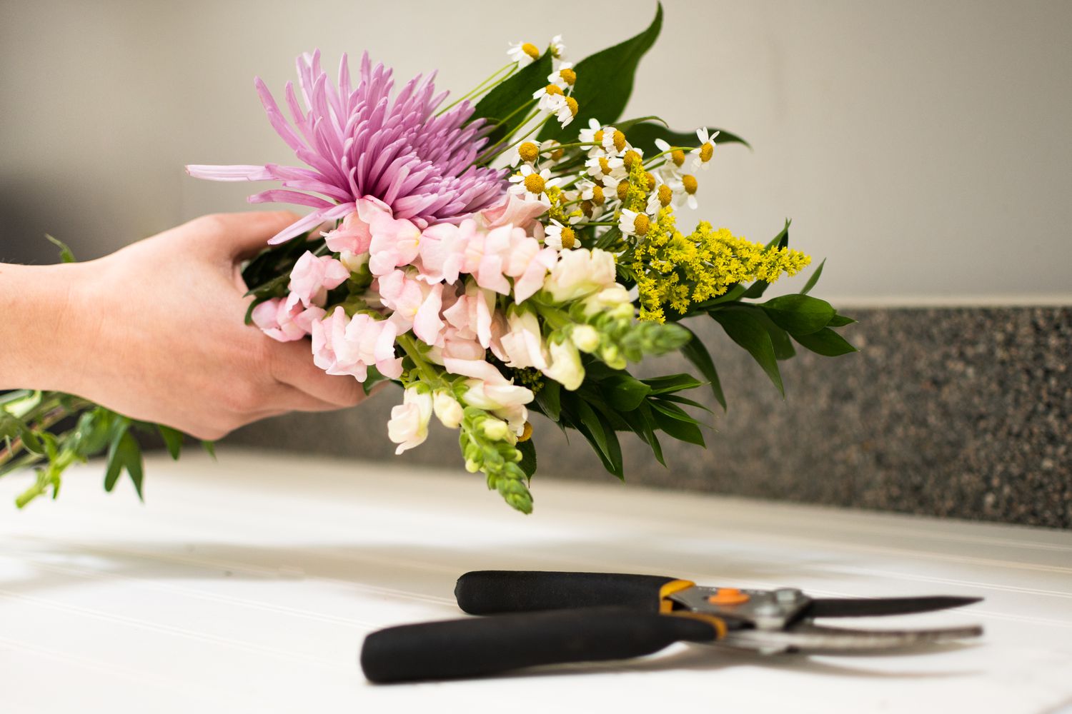 Eine Vielzahl von Blumen, die für die Ernte gesammelt werden