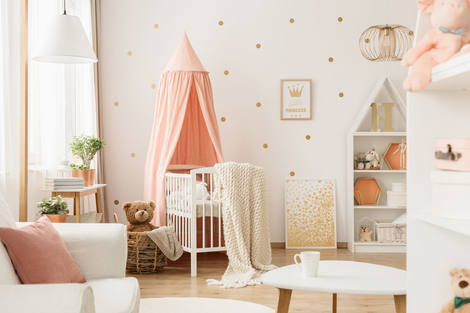 Dormitorio de bebé rosa y dorado