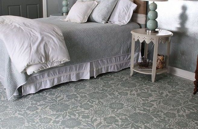 Eleganter grauer und weißer Schablonenboden in einem Schlafzimmer