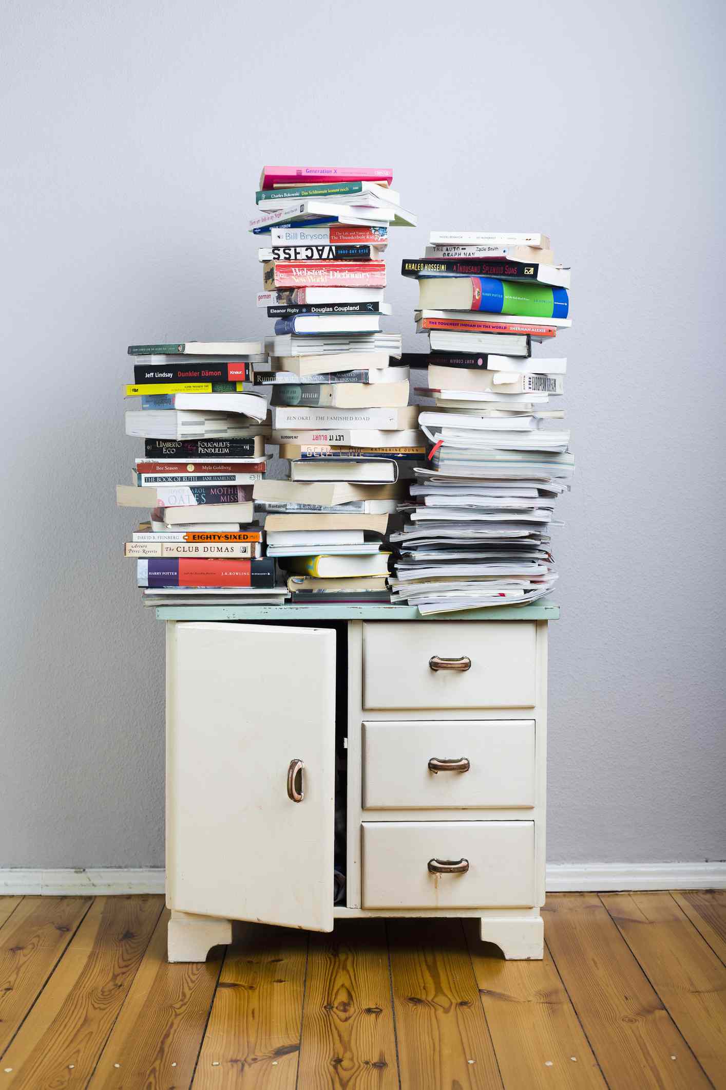 cabinet avec livres sur le dessus