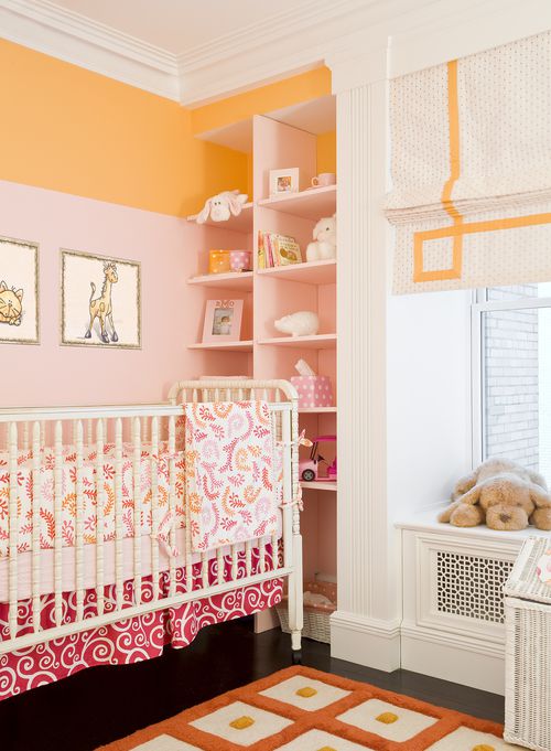 Farbenfrohes, pink-orangefarbenes Kinderzimmer mit Color-Blocking