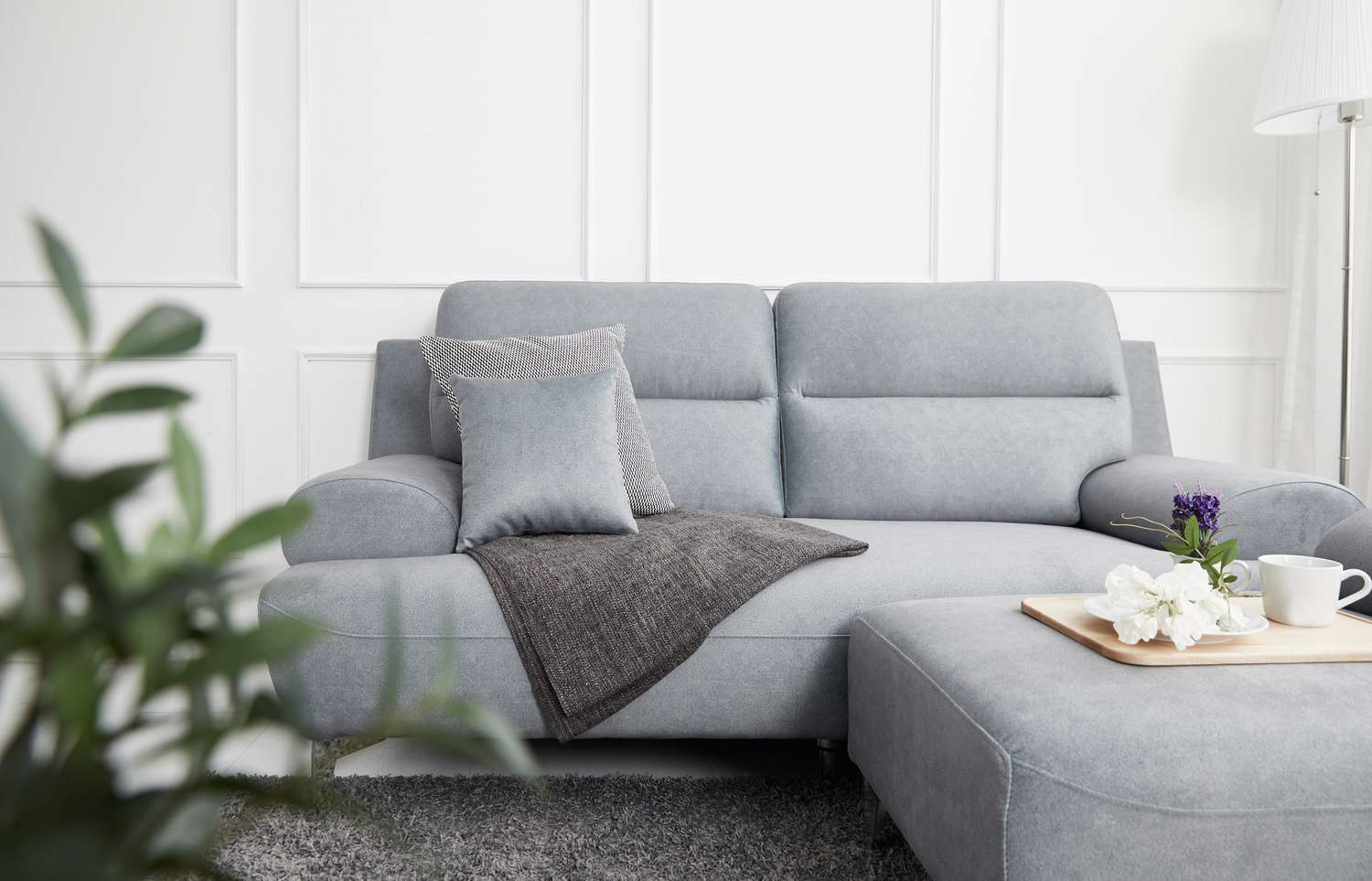 Sala de estar em estilo escandinavo com sofá de tecido, mesa de sofá. imagem matinal com planta. mesa de sofá no lug.