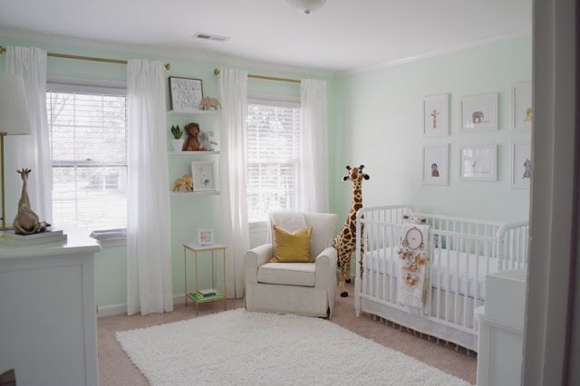 Quarto de bebê verde menta com detalhes em dourado