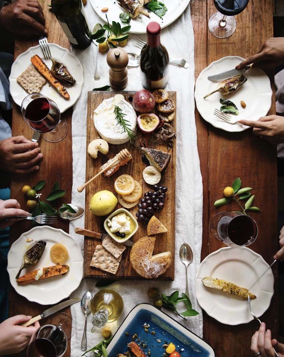 mesa de jantar com comida