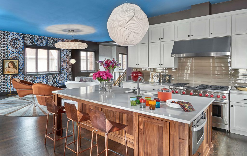 Blaue Decke in atemberaubender grau-weißer Küche