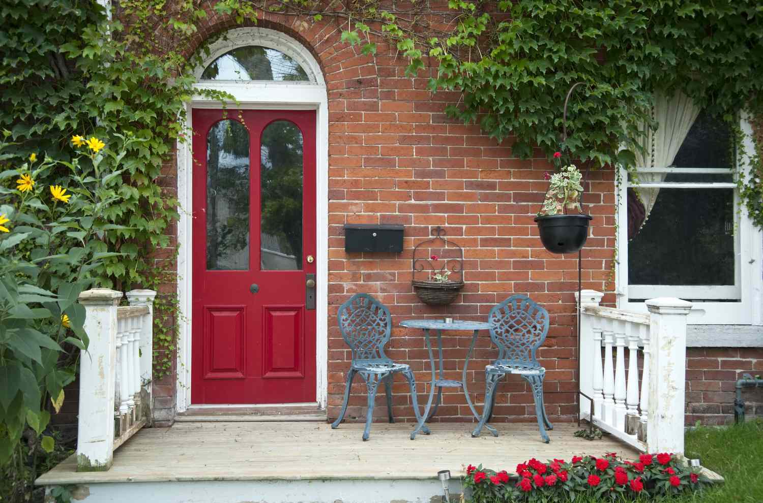 puerta roja casa de ladrillo