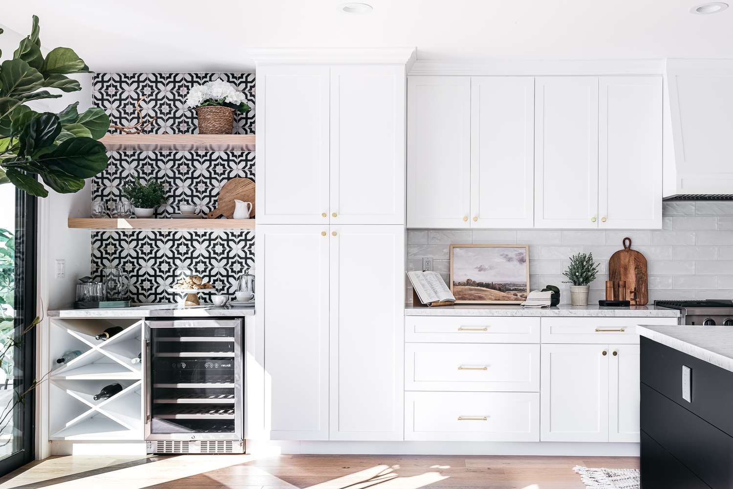 Küchenwand mit offenen Regalen und weißen Shaker-Schränken 