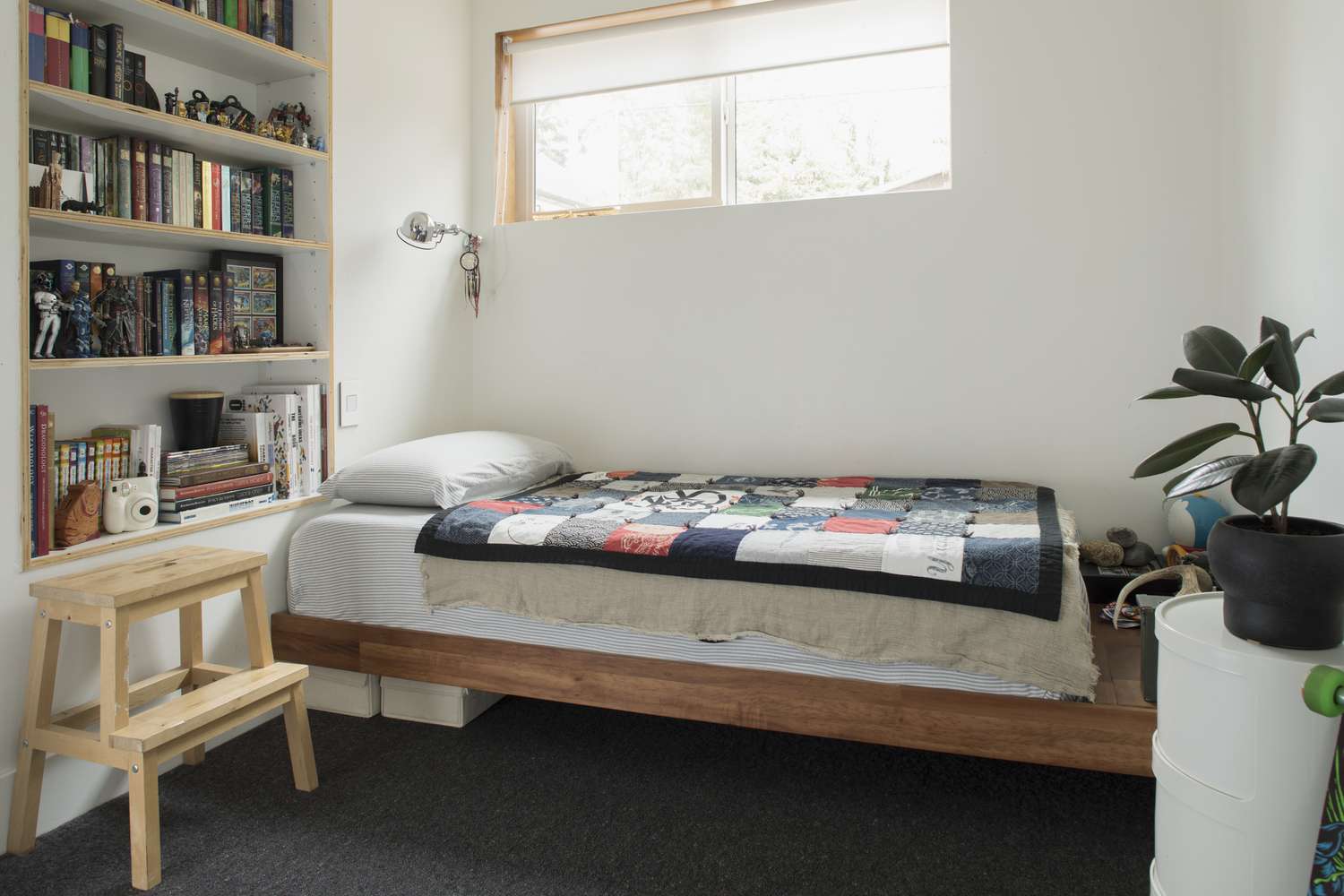 Schlafzimmer und Bücherregale im Kind