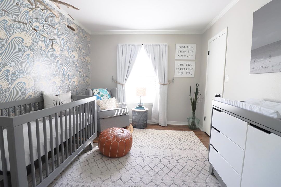 Chambre d'enfant sur le thème de la plage avec impression de papier peint de vagues