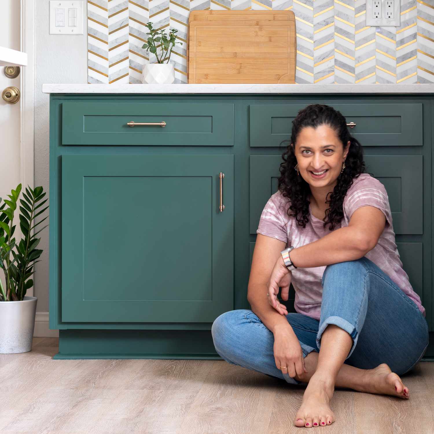 Anika Gandhi assis devant un meuble de cuisine