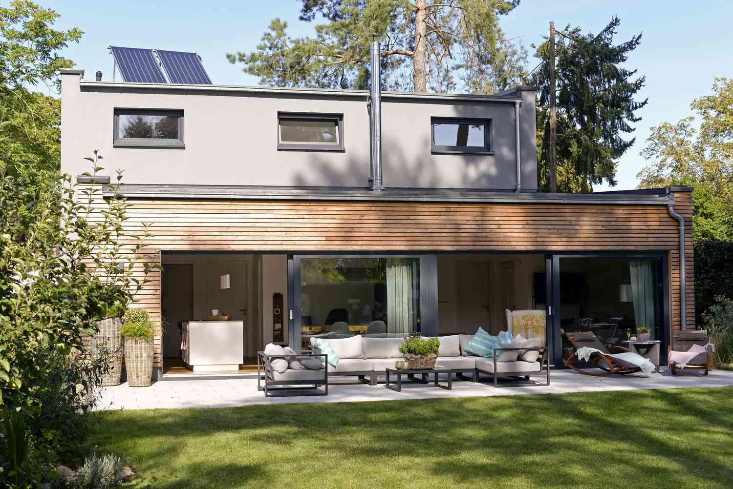 casa com painéis solares no telhado