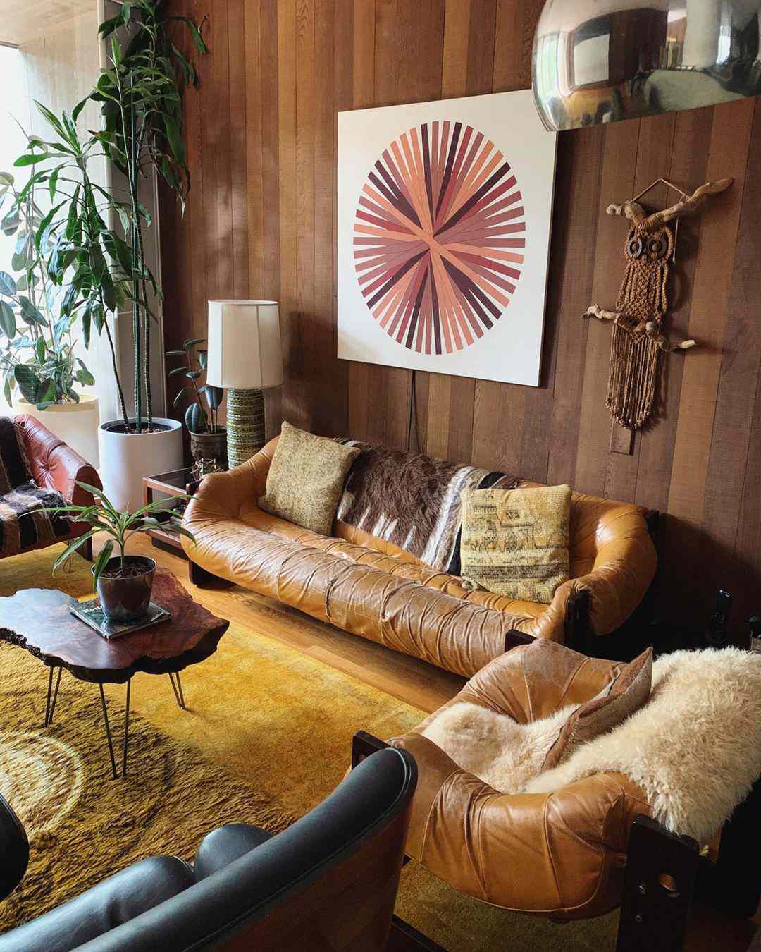 Sala de estar com painéis de madeira