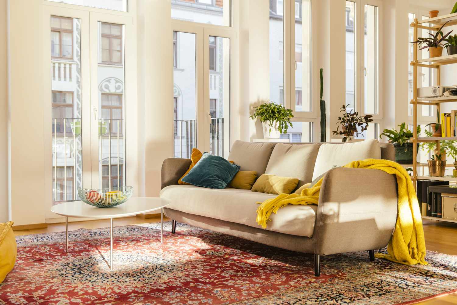 Un salon moderne et lumineux avec un tapis persan.