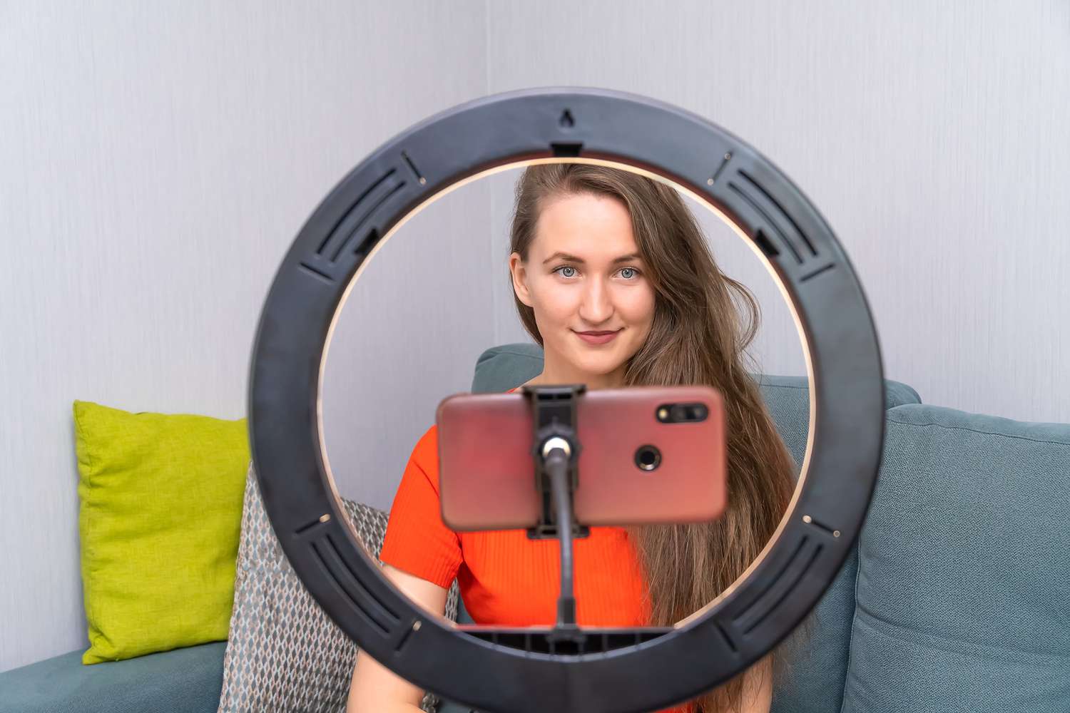 Uma mulher em frente a uma luz de selfie