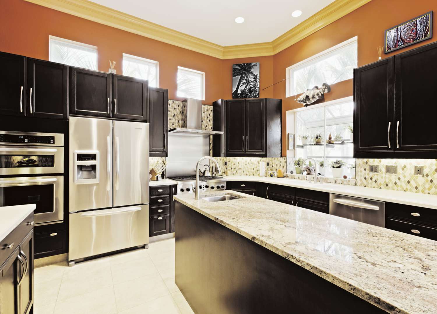cozinha moderna com paleta de cores quentes e armários de madeira escura