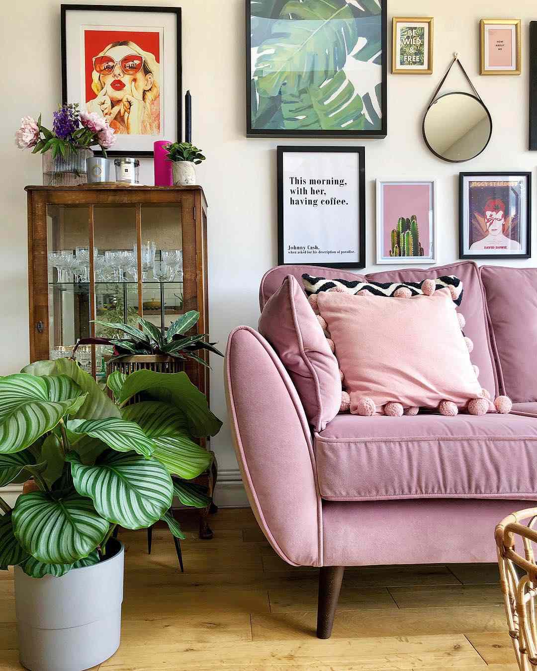 Wohnzimmer mit rosa Samtsofa