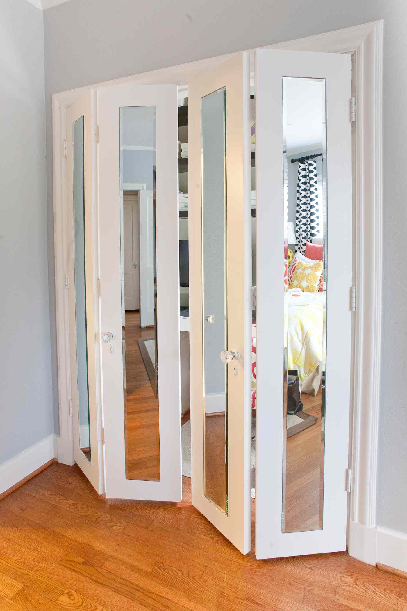 Espelho em portas de armários.
