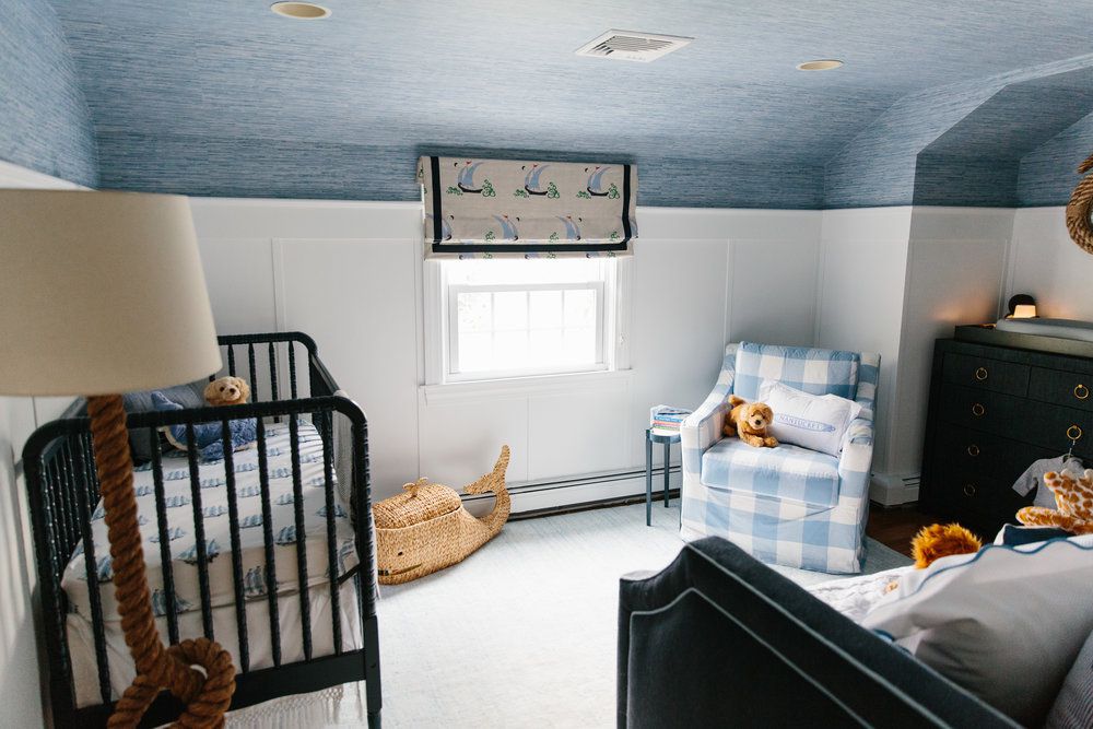Chambre d'enfant nautique avec plafond tapissé d'inspiration océanique.