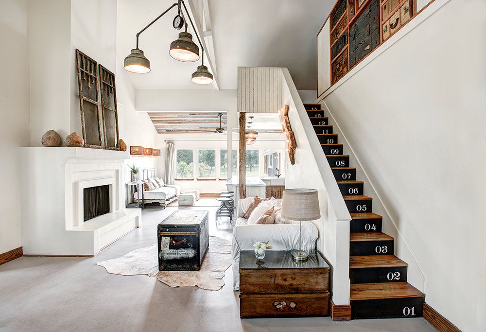 Wohnzimmer mit schwarz-weiß gestrichener Treppe