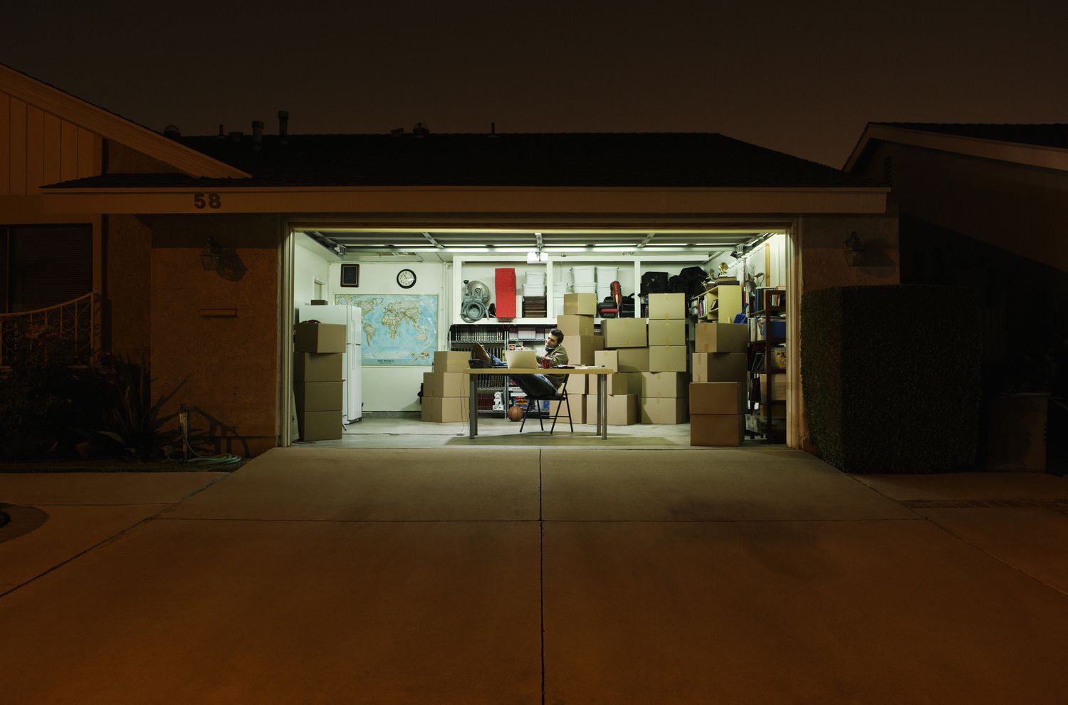 Mann arbeitet nachts in Garage