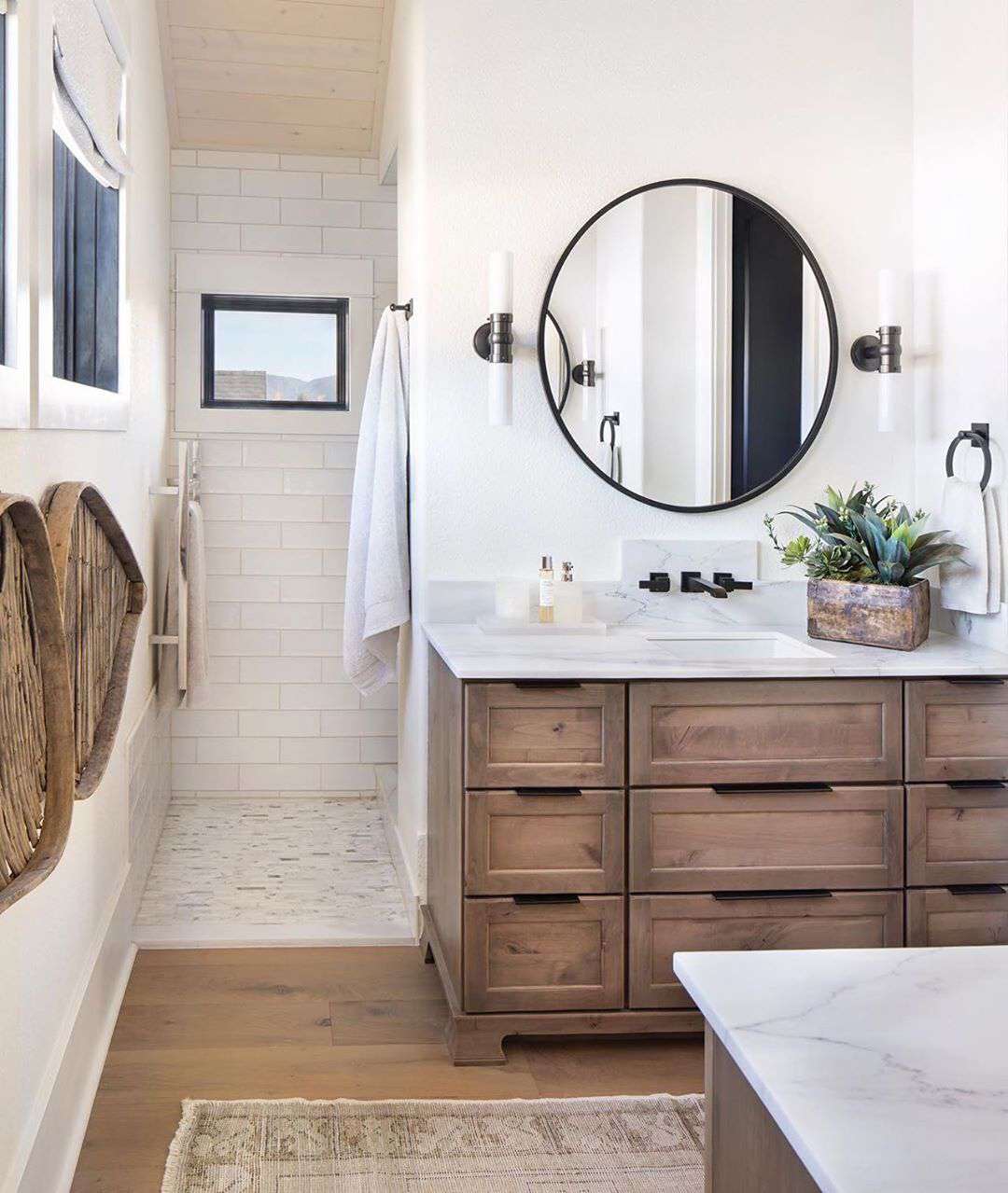 Banheiro com penteadeira de madeira rústica