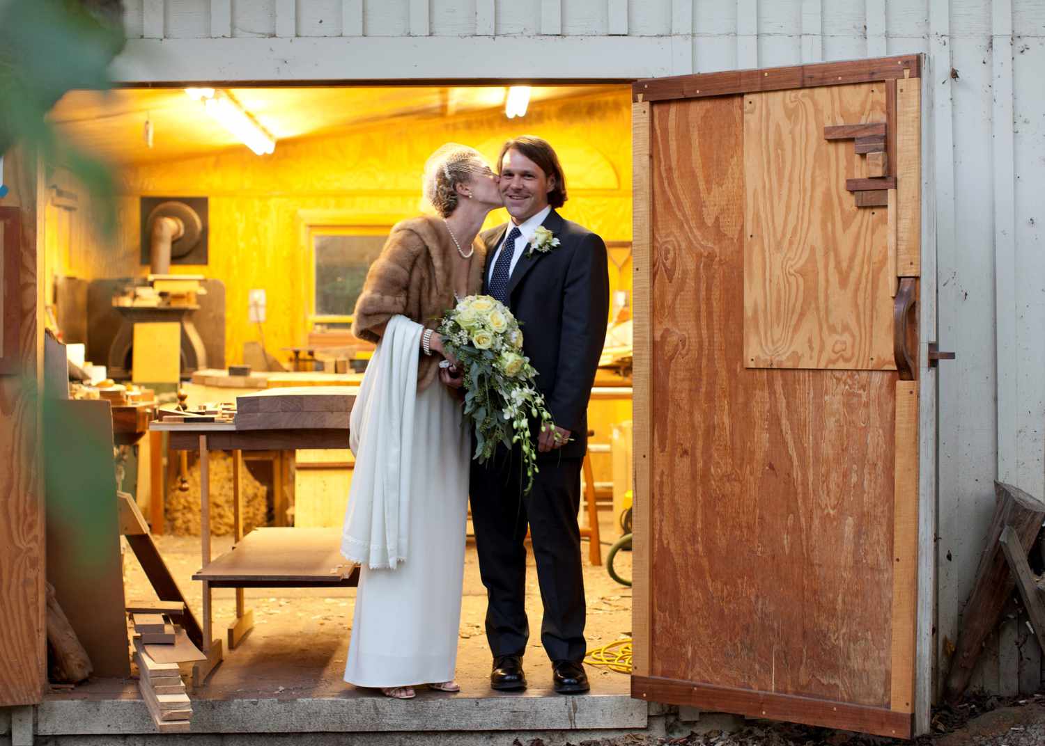 Katie und Josephs Hochzeit, in der Tür ihrer Werkstatt stehend