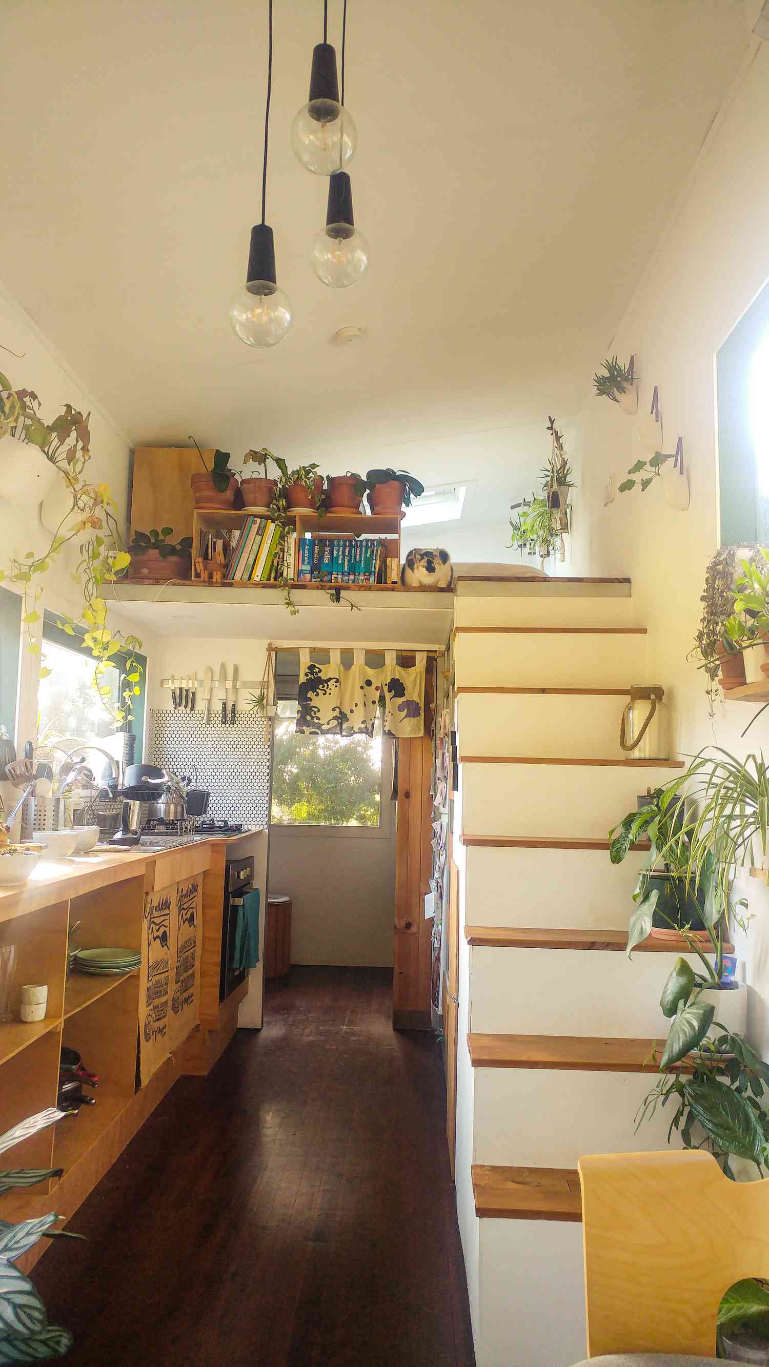 El interior de la pequeña casa sin conexión a la red Living Tiny and Green en Byron Bay, Australia