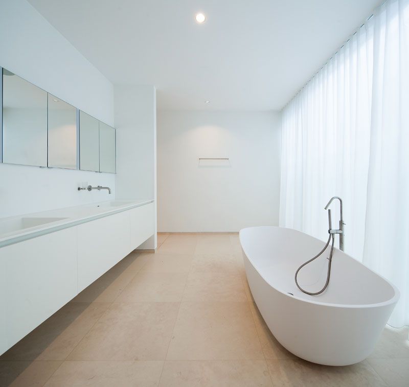 weißes minimalistisches modernes Badezimmer