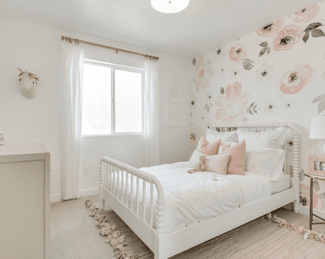 quarto branco com papel de parede floral rosa 