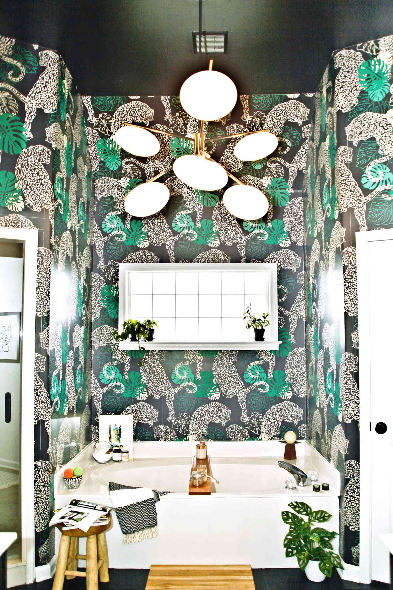 Cuarto de baño con atrevido papel pintado verde