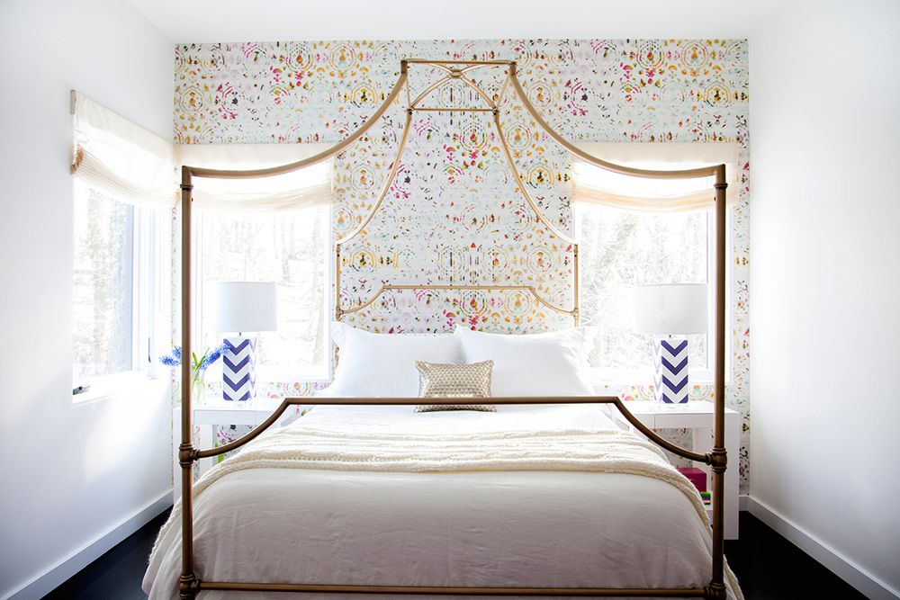 sutil y colorido papel pintado en dormitorio pequeño