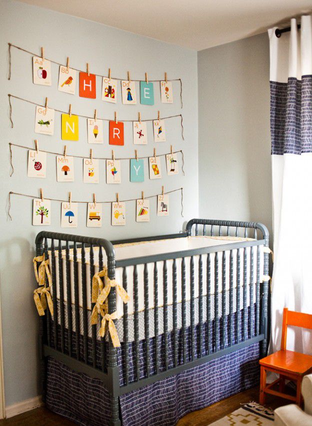 Flashcards vintage exibidos como arte de parede de quarto de bebê