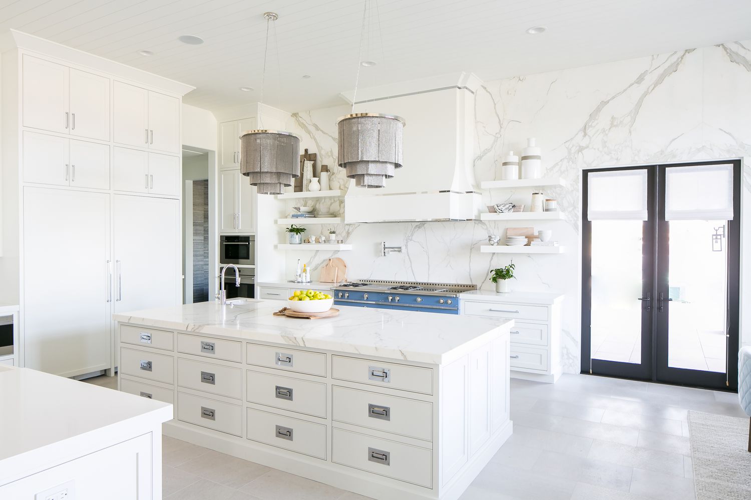 Cozinha aberta de mármore branco