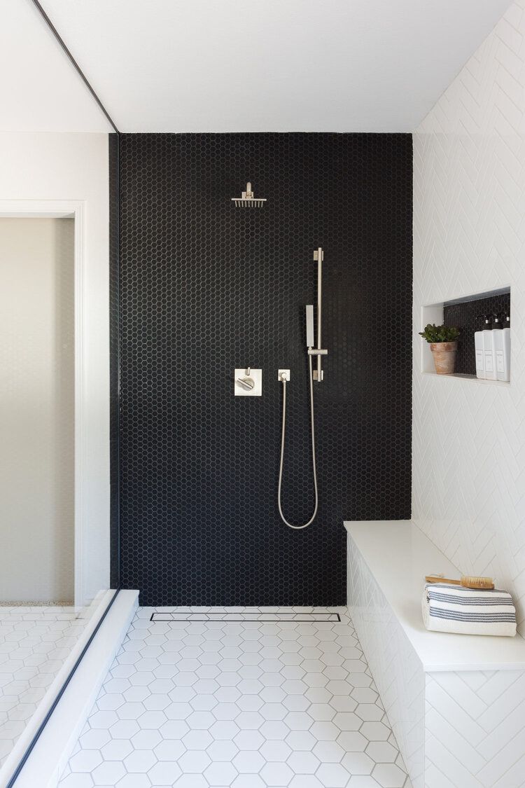 Salle de bain avec carrelage noir et blanc