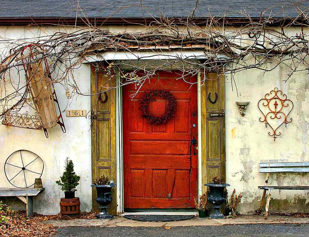 Puerta rústica de color rojo anaranjado.