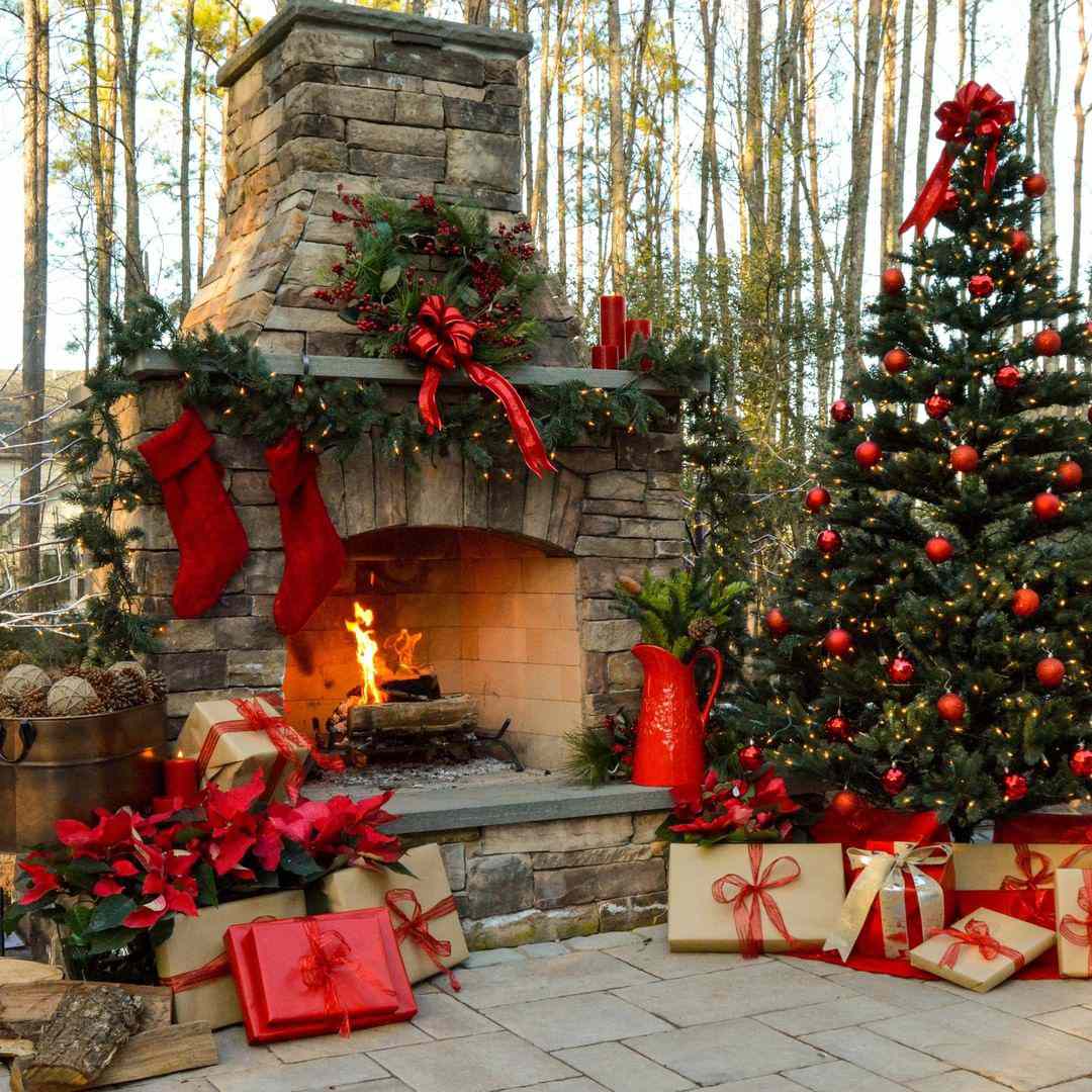 Eine weihnachtlich geschmückte Feuerstelle im Freien