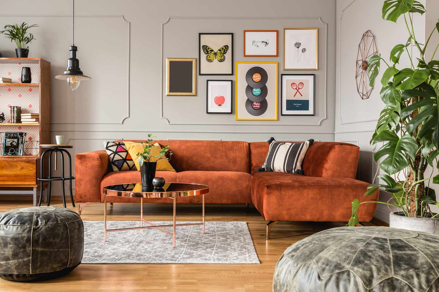 orangefarbenes Sofa in einem Wohnzimmer