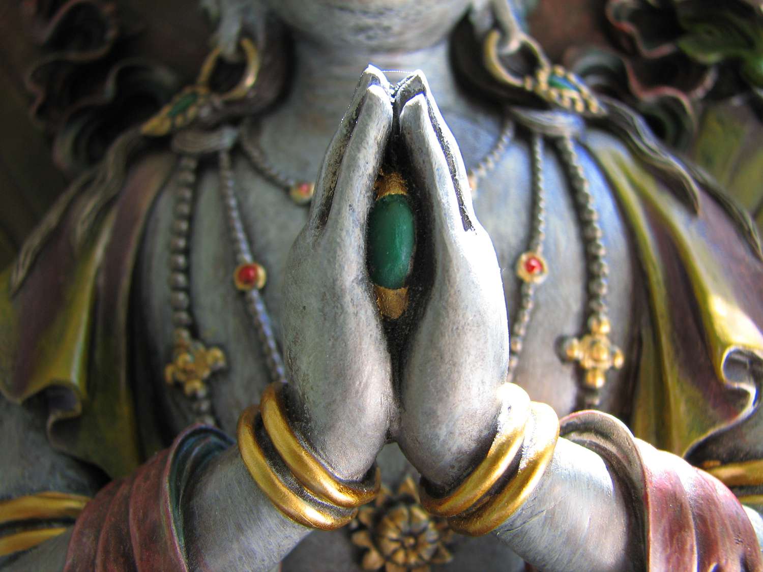 Avalokiteshvara é o Bodhisattva da Compaixão. Em sua manifestação com quatro braços, ele segura a Joia da Realização dos Desejos entre as palmas das mãos enquanto medita sobre a liberação de todos os seres. Em sua forma feminina, ele é Tara ou Kwan Yin