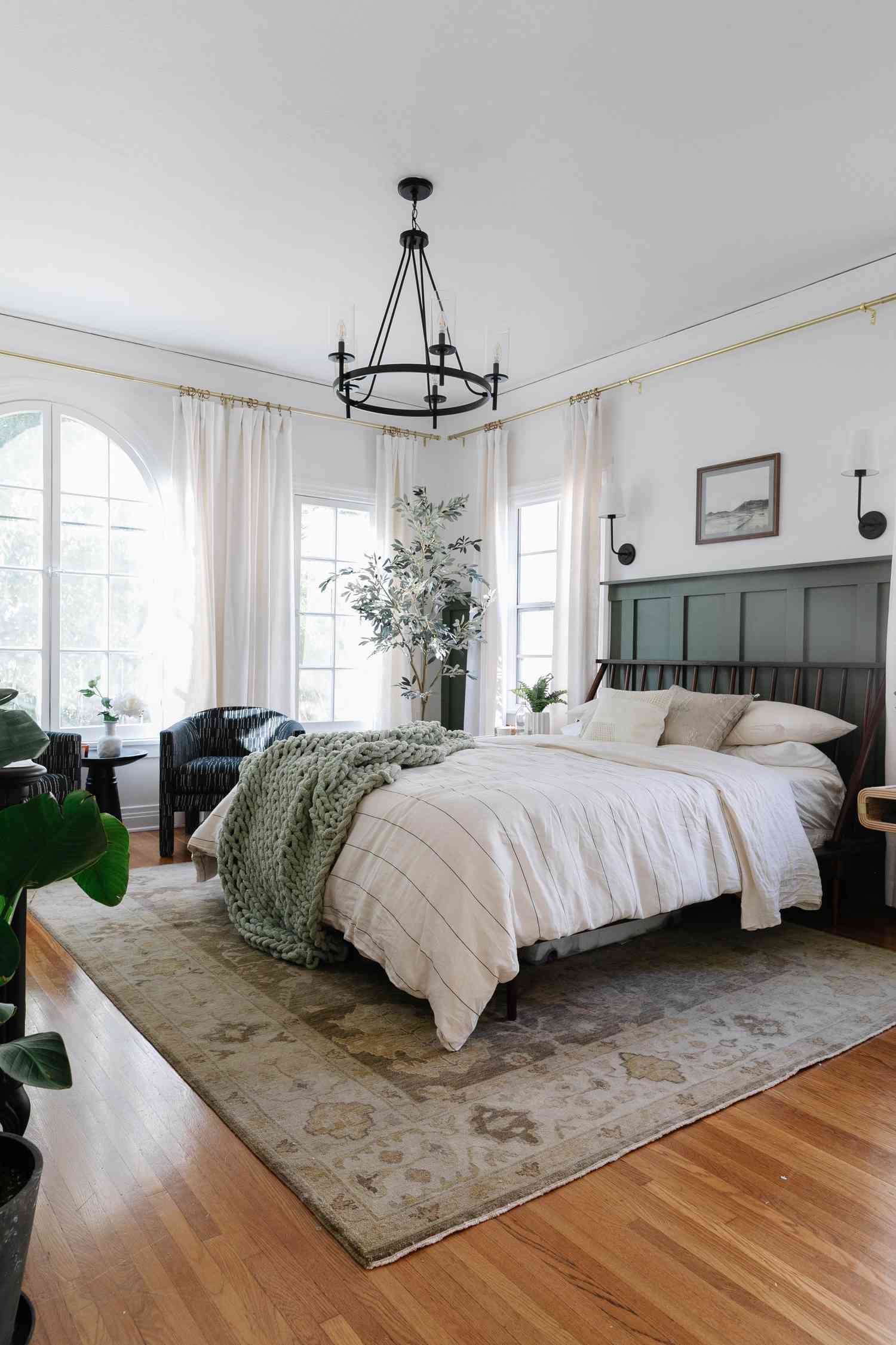 eine schwarze Leuchte hängt über einem Bett im Haus von Drew Scott, dem einsamen Fuchs